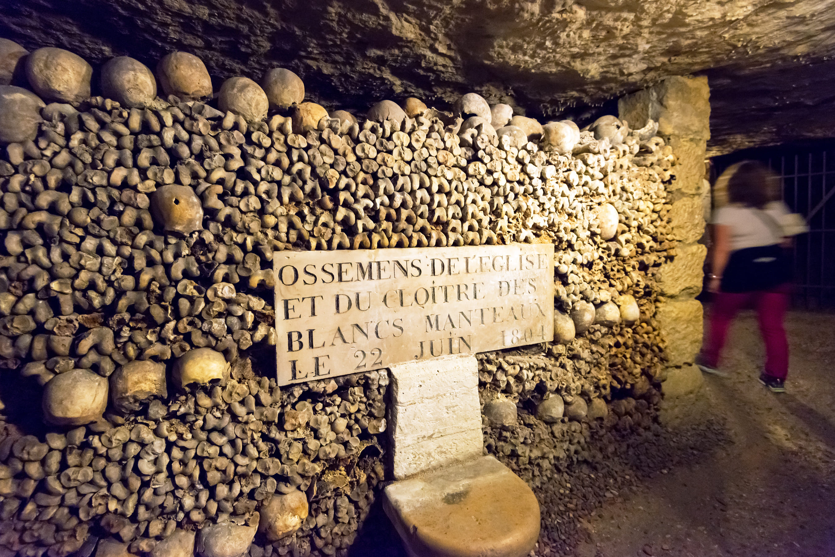 Activités insolites à faire à Paris : découvrir les catacombes de Paris.