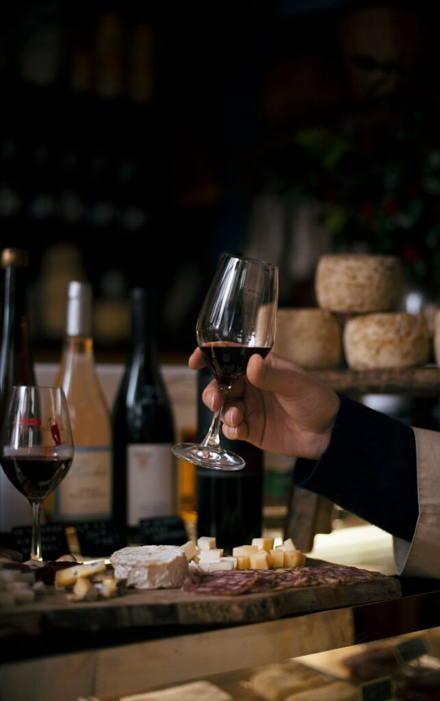 Cours de pâtisserie à Paris - a hand holding a glass of wine